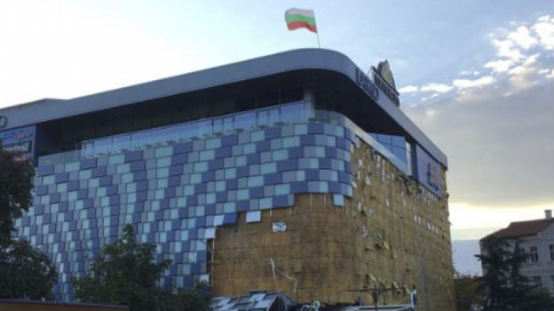 Какво се случва с рухналата фасада на мол Largo в центъра на Благоевград?
