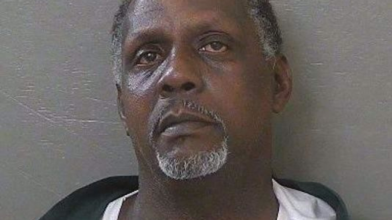 Съдия замери с книга мъж, откраднал 10 стека с цигари, и го осъди на 20 години затвор (СНИМКА)