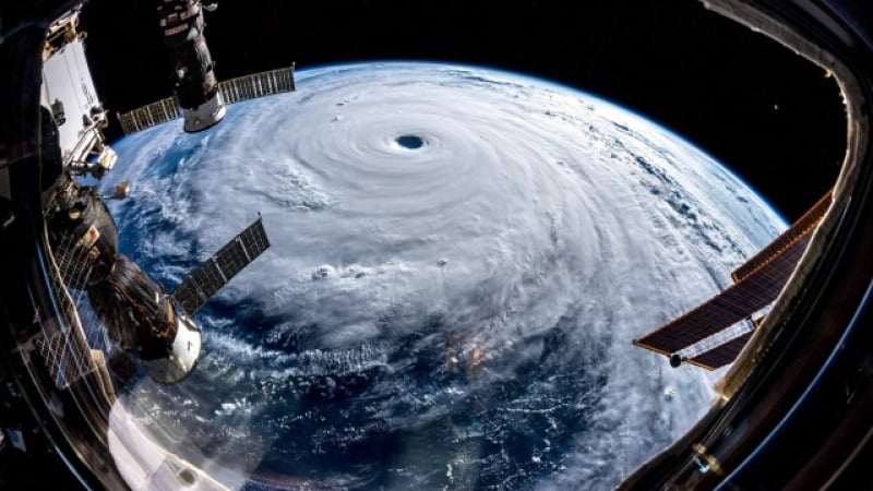 Нов кошмар: Заражда се мощен катастрофален ураган ВИДЕО  