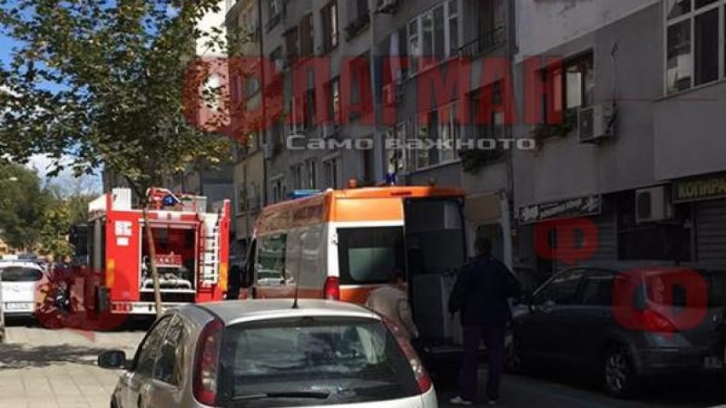 Кошмар в Бургас! Човек скочи от третия етаж на горяща сграда в центъра на града