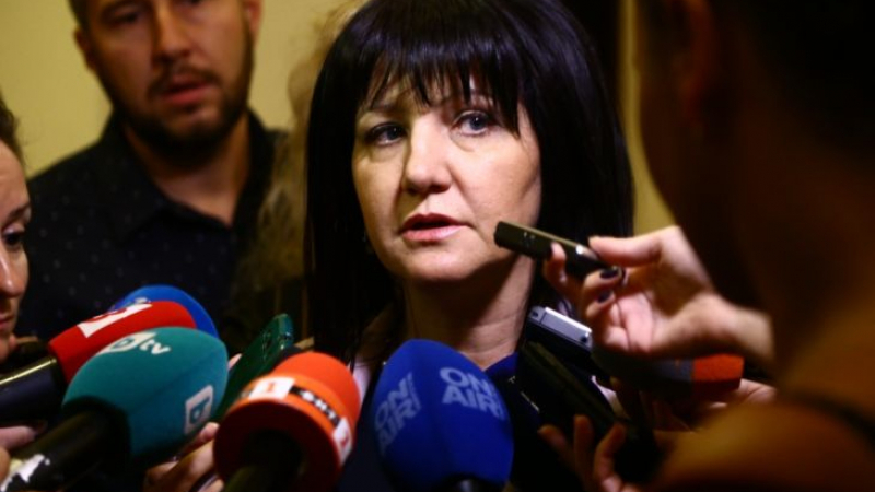 Караянчева предложи парламентът да се свиква, само ако има актове за извънредно положение 
