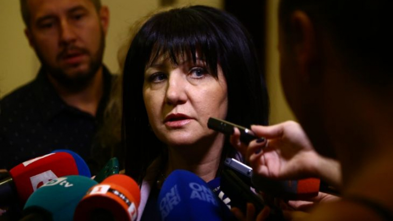 Караянчева с извънреден брифинг заради нахлуването на протестиращите в НС
