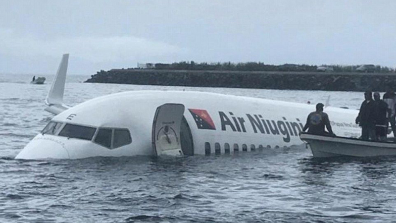 Boeing 737-800 не уцели писта на летище и рухна в океана (СНИМКИ/ВИДЕО)