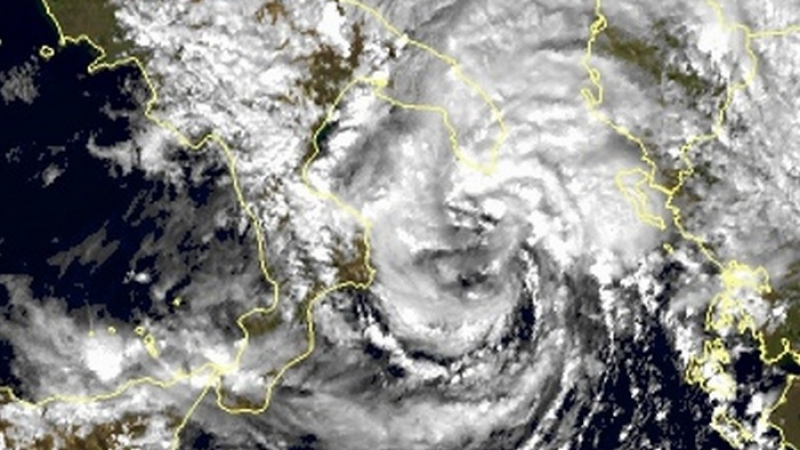 CNN: Мощна хибридна буря връхлита Източна Европа през уикенда! (СНИМКИ/ВИДЕО)
