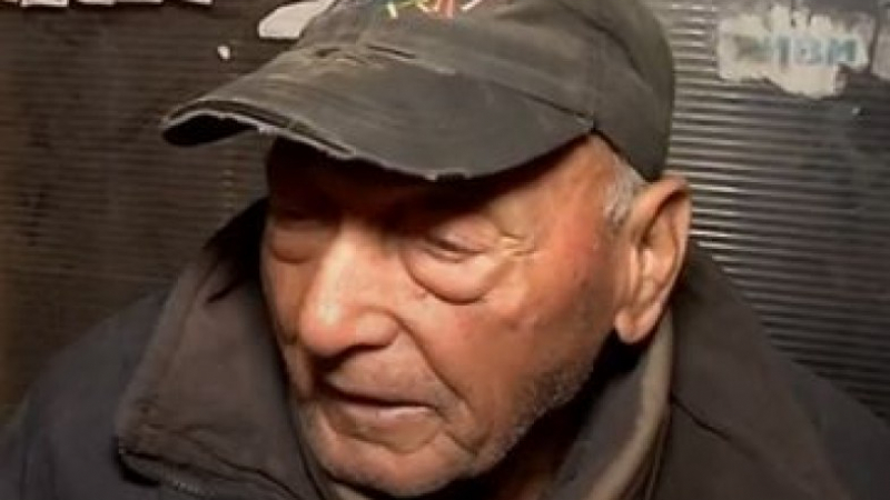 На дъното на мизерията! 86-годишен българин живее на спирка, плаши крадците с камъни