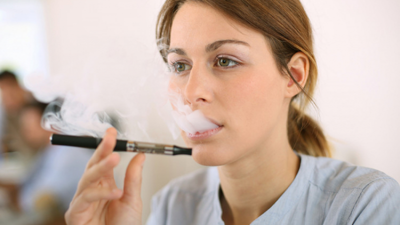 Ново проучване шокира: Електронните цигари „вкарват“ ракови вещества в белите дробове