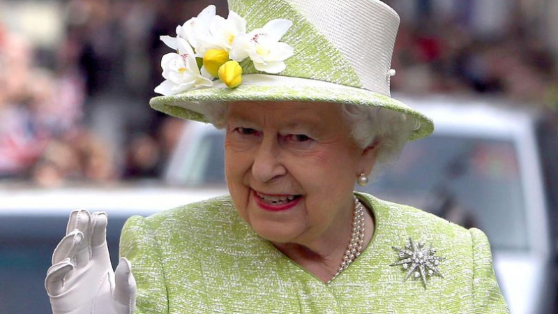 Заподозряха, че английската кралица има изкуствена ръка (ВИДЕО)