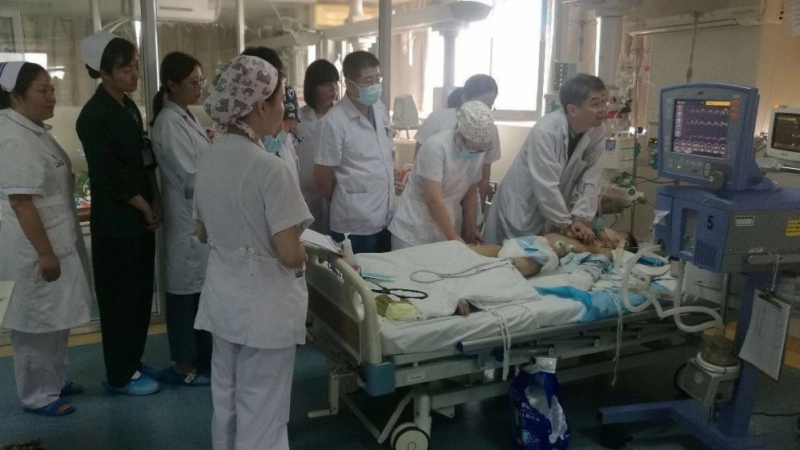 30 лекари спасяваха 5 часа момче със спряло сърце