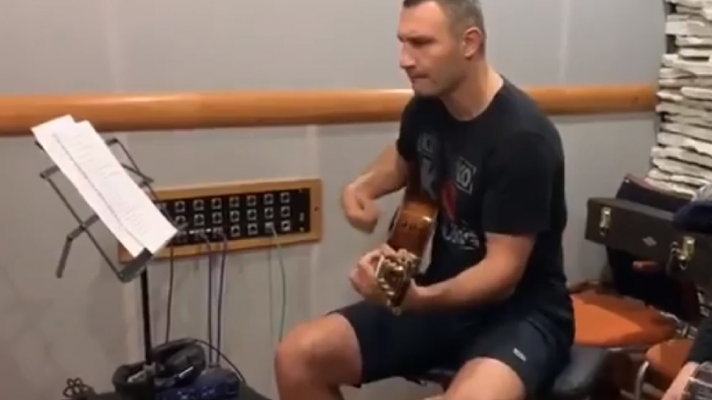 Виталий Кличко пусна във Фейсбук как пее "Бийтълс", съгражданите му раздвоени (ВИДЕО)