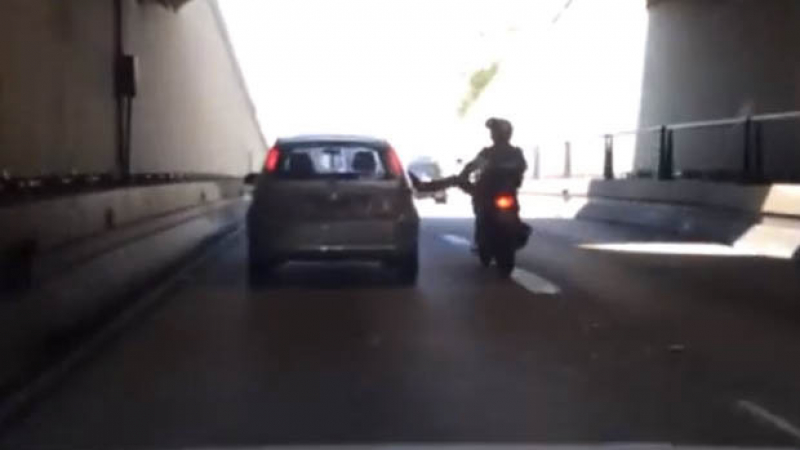 Мотоциклетист атакува автомобил и се наложи по болезнен начин да си научи урока по физика (СНИМКИ/ВИДЕО)