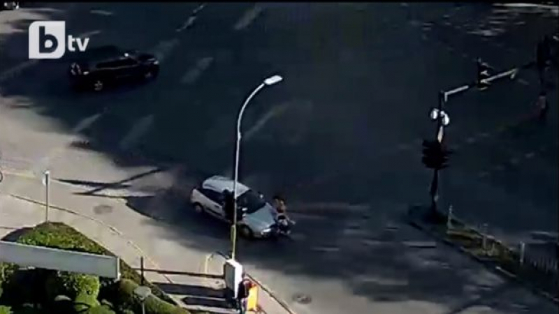Шок! Кола удари майка с количка на кръстовище във Варна (ВИДЕО)