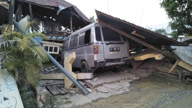 Адът слезе в Индонезия! Земетресението и цунамито взеха близо 400 жертви, улиците са осеяни с трупове (БРУТАЛНИ СНИМКИ/ВИДЕО)