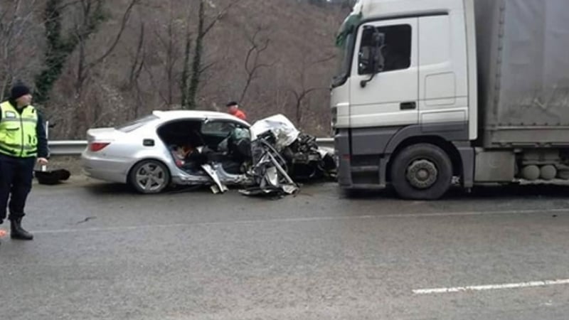 Огромна трагедия на пътя за ГКПП "Лесово"! Камион помете кола и уби шофьора й, линейки летят към Ямбол с пострадалите 