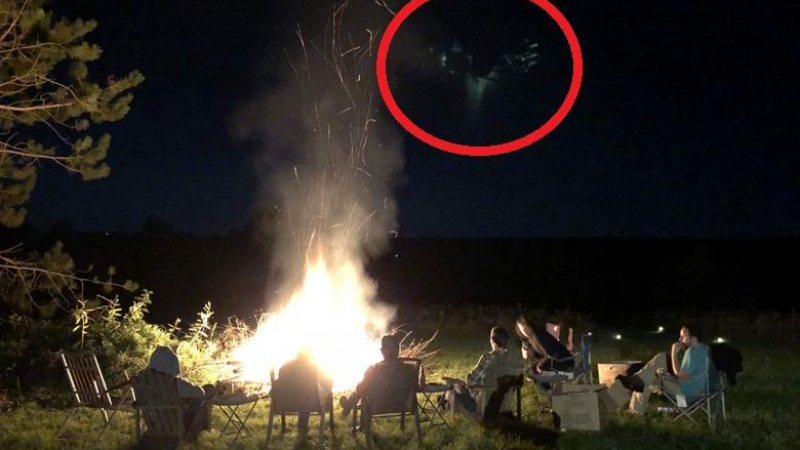 Мъж засне приятелите си на купон с огън сред природата, а като разгледа СНИМКИТЕ онемя от видяното