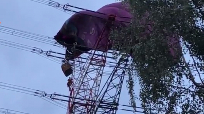 Ужасяващо ВИДЕО! Въздушен балон с хора се оплете в паяжина от кабели на 70 метра височина 
