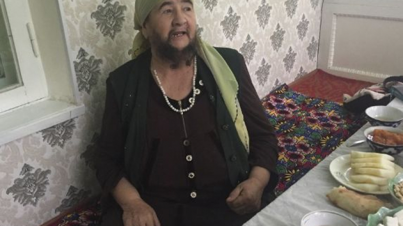 Баба от Казахстан смая света с 35-годишната си брада (СНИМКИ)