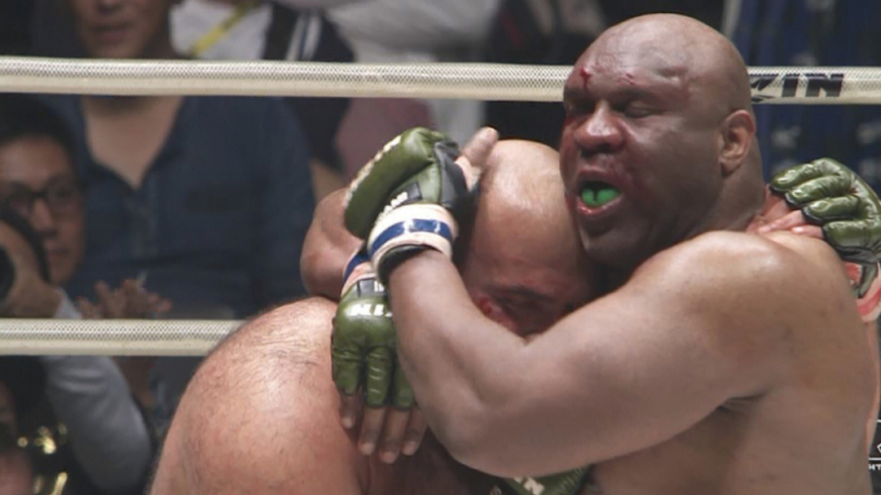 Най-добрият рунд в историята: 150-килограмови ММА-бойци се измориха и престанаха да се бият (ВИДЕО)