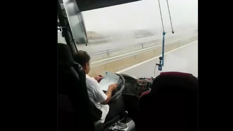 Молехме се да останем живи! 60 пътници в автобус от Бургас-Плевен видяха смъртта в очите, докато шофьорът... (ВИДЕО)