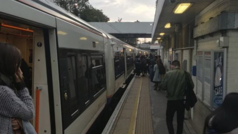 Извънредна ситуация в лондонското метро, евакуираха всички пътници (СНИМКИ)