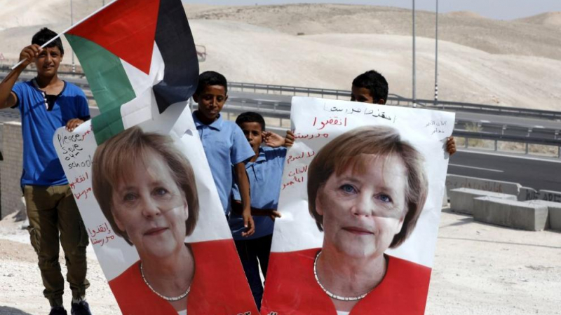 Палестински деца молят Меркел да ги защити от... (СНИМКИ)