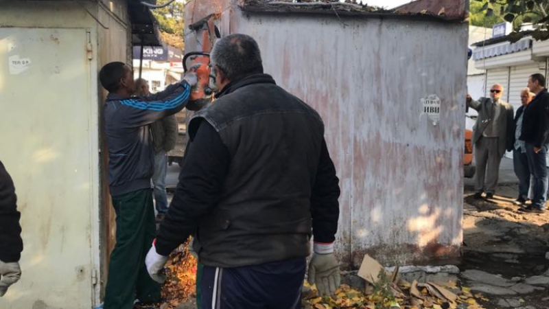 Общината подпука незаконни магазинчета и гаражи в „Столипиново“