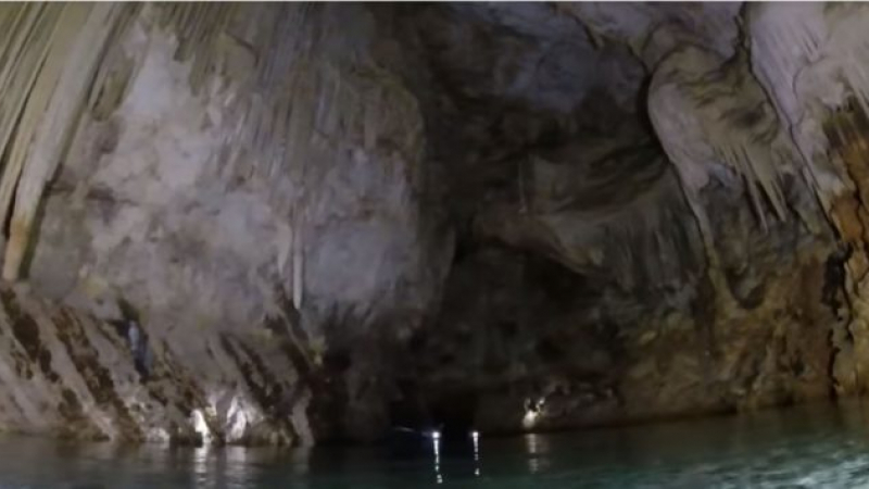Впечатляващо откритие в Крит: Намериха скрита подводна пещера (ВИДЕО)