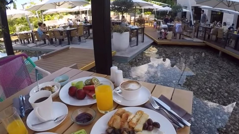 В Пелопонес е най-удивителният в света плажен ресторант! Но не заради храната (ВИДЕО)