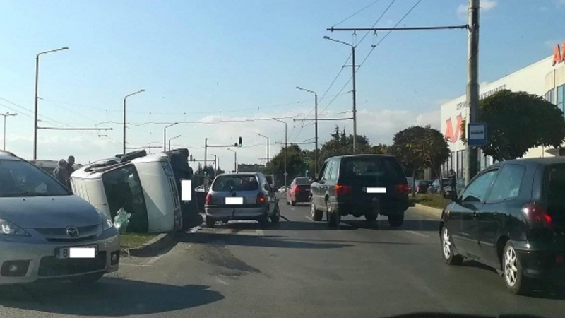 От последните минути! Очевидец засне страшна гледка във Варна пред известен хипермаркет (СНИМКА)