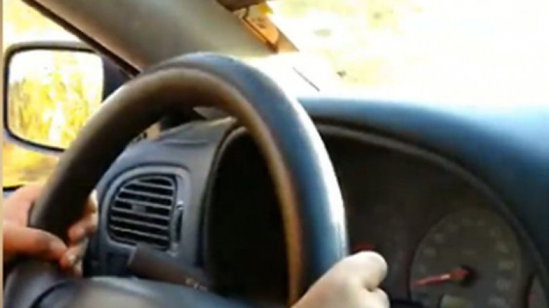 Малко дете подкара кола в Пловдивско, че и съвет получи (ВИДЕО)