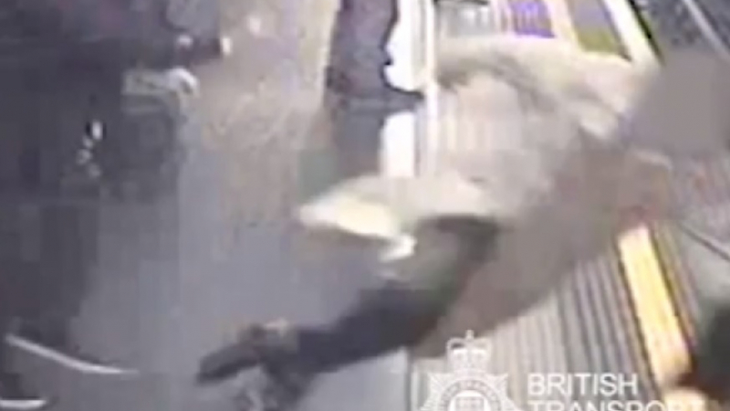 Шокиращо ВИДЕО: Психар хвърли 91-годишен пред влака в метрото