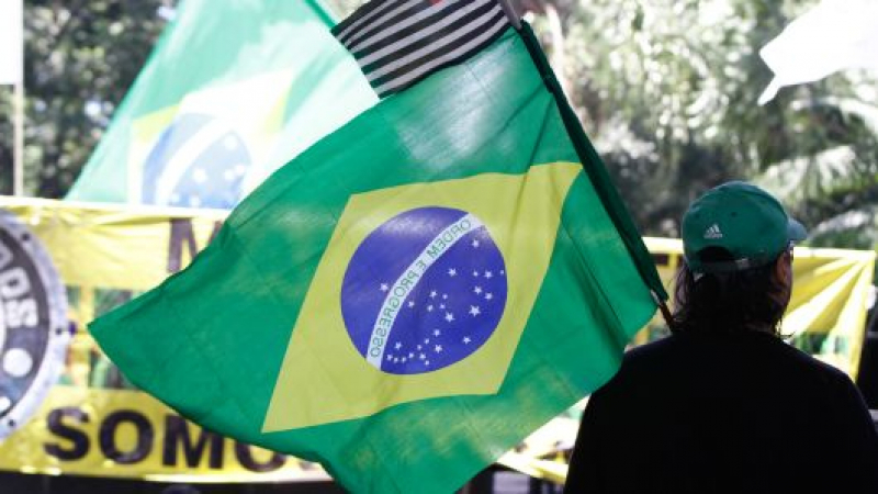 Бивш парашутист води на президентските избори в Бразилия