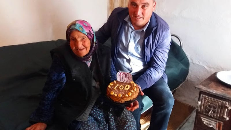 Баба Джемиле от Ардинско закръгли 100 години и разказа коя е любимата ѝ храна