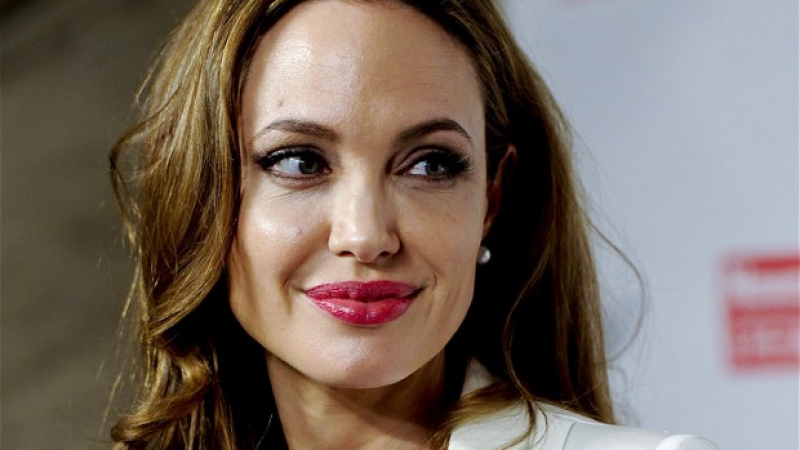 Анджелина Джоли си намери нова "жертва"! Красавицата завъртя главата на заклетия ерген...