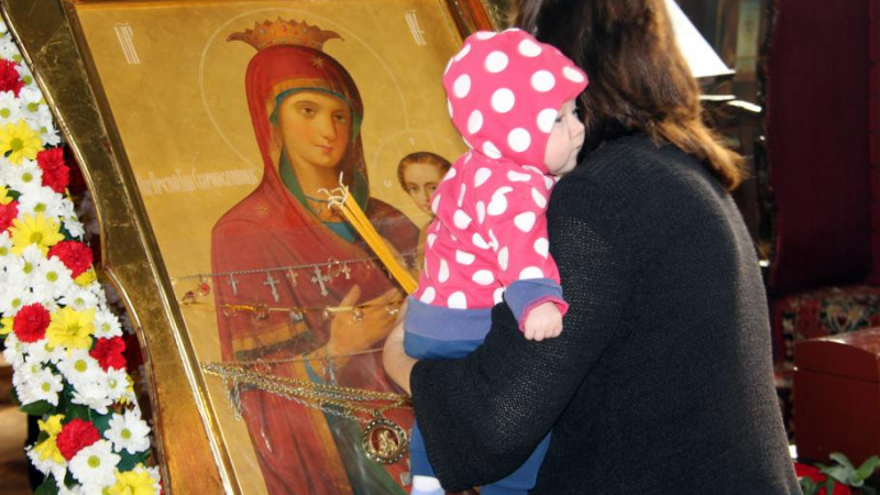 Чудотворна икона на Богородица обикаля пет български града