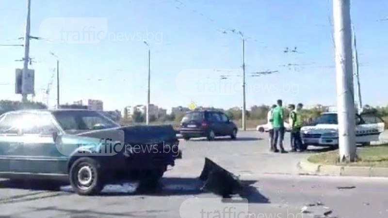 Две коли се разпарчетосаха на пловдивски булевард (ВИДЕО) 