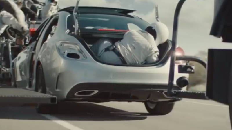 Уникално ВИДЕО: Превърнаха стар Mercedes в нов в движение