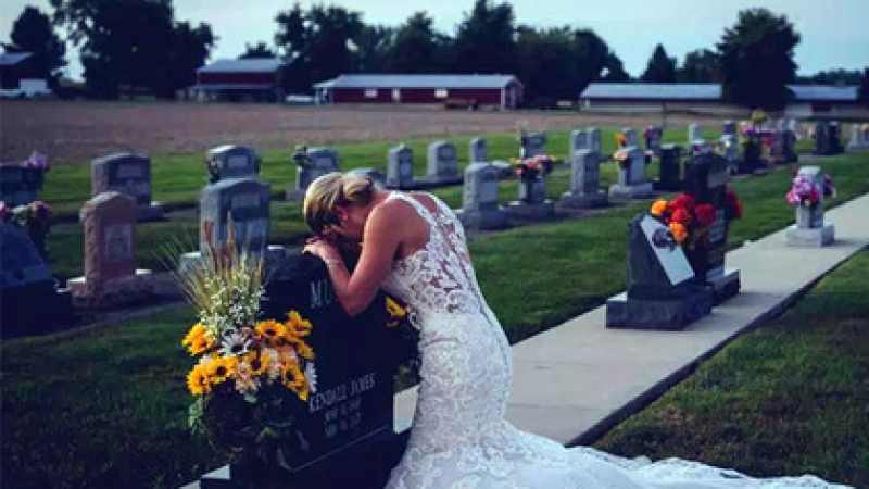 Трагедия: Булка отиде с венчалната рокля на гроба на младоженеца-пожарникар, прегазен от свой пиян колега с пожарна