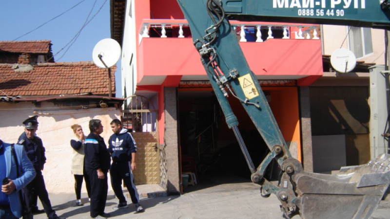 Още незаконни къщи рухнаха в Пловдив, общината вдигна мерника на други 20 (СНИМКИ)
