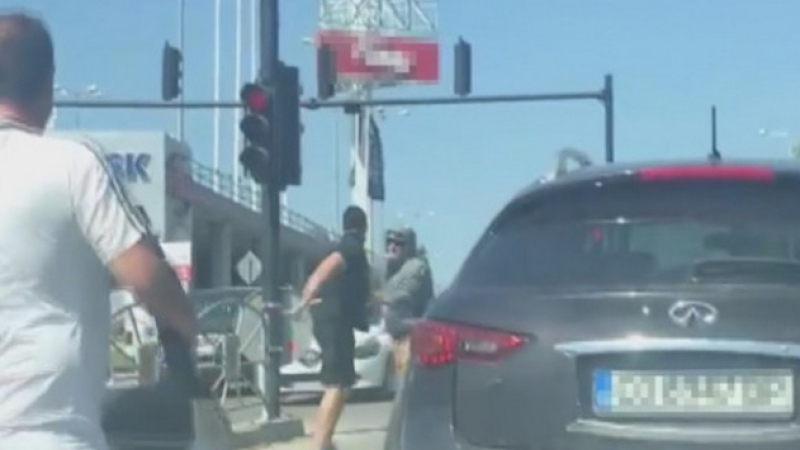Агресия: Шофьор се нахвърли с юмруци върху мъж пред погледа на жена му и малкото им дете в София (ВИДЕО)