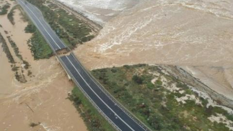 В Италия е страшно! Потоп дави хора и отнася мостове в Южна Сардиния