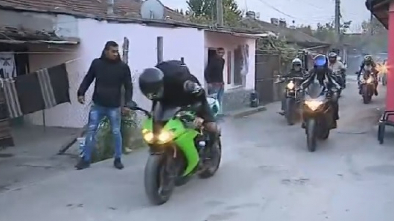 В Русе e страшно! Мотористи и мъже с джипове нахлуха в ромския квартал, искат мъст за Виктория (ВИДЕО)