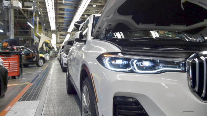 BMW X7: Първа официална СНИМКА и подробности