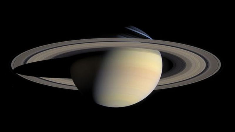 На Сатурн вали "дъжд" от пръстените на планетата