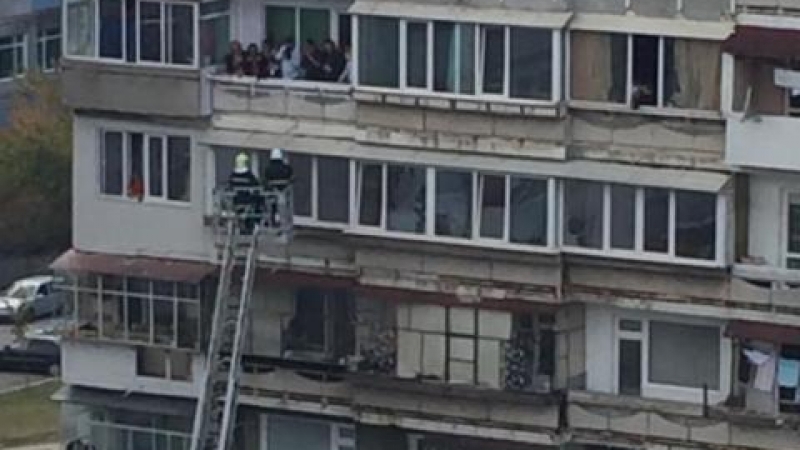 Любов! Младоженец отмъкна булката с пожарникарска стълба от 6-ия етаж (СНИМКА)