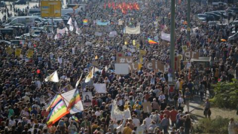 Десетки хиляди на крак в Берлин срещу ксенофобията (СНИМКИ)