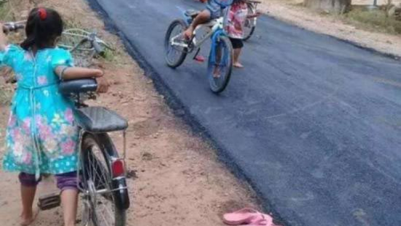 Тези деца за първи път в живота си видяха асфалт, реакцията им е уникална (СНИМКИ)
