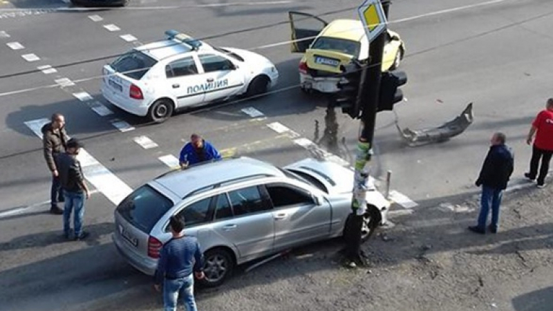 Мъртвопиян шофьор на "Мерцедес" се вряза в такси в Бургас