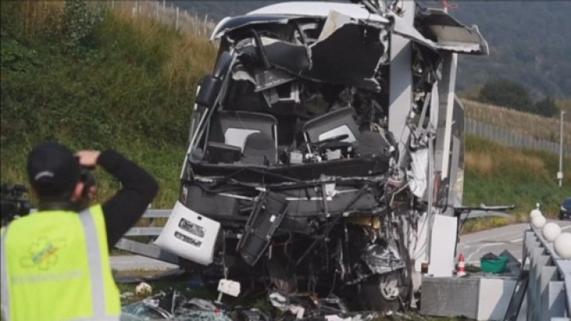 Автобус с деца катастрофира в Швейцария, има много пострадали
