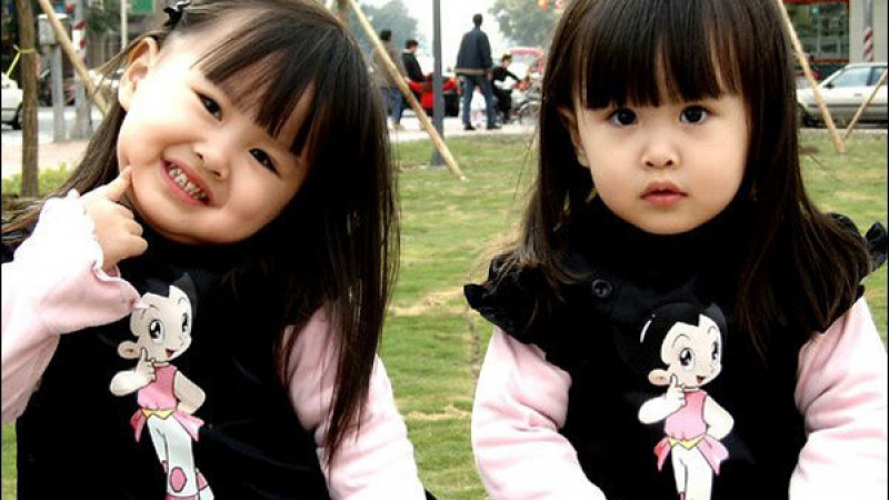 Родители публикуваха СНИМКА на своите близнаци пред 2003 година, сега децата им са гледани от милиони (ВИДЕО)