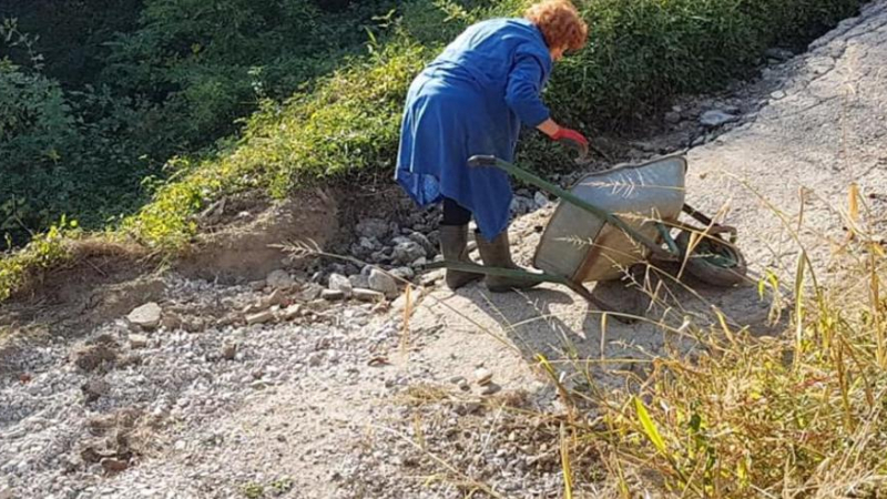 Докъде се докарахме! Възрастна жена запретна ръкави и сама ремонтира пътя до дома си в Горно Селище (СНИМКИ)